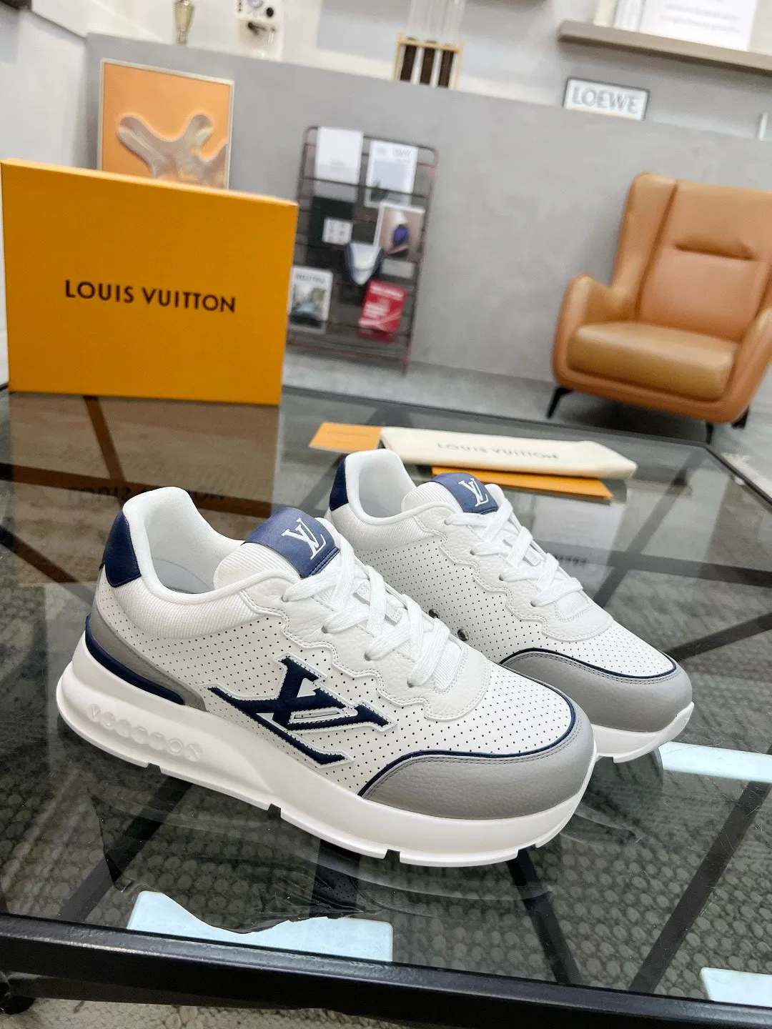 Factory price: 460💰Lv🔍Top purchasing agent🇮🇹 Road The most popular sports shoes for street men are available at the same counter. The uppers are imported cowhide fabrics from Italy, high-quality spliced colorful and complex handicrafts, imported comfortable mesh linings, soles: original soles specially provided by the original factory, T men's men's shoes 💰U foam exclusive movable molded soles are super comfortable, original factory and single goods, 🔍🔍high quality, you can enter and exit the counter at will, welcome to compare, code number 38-44, (45 customized)